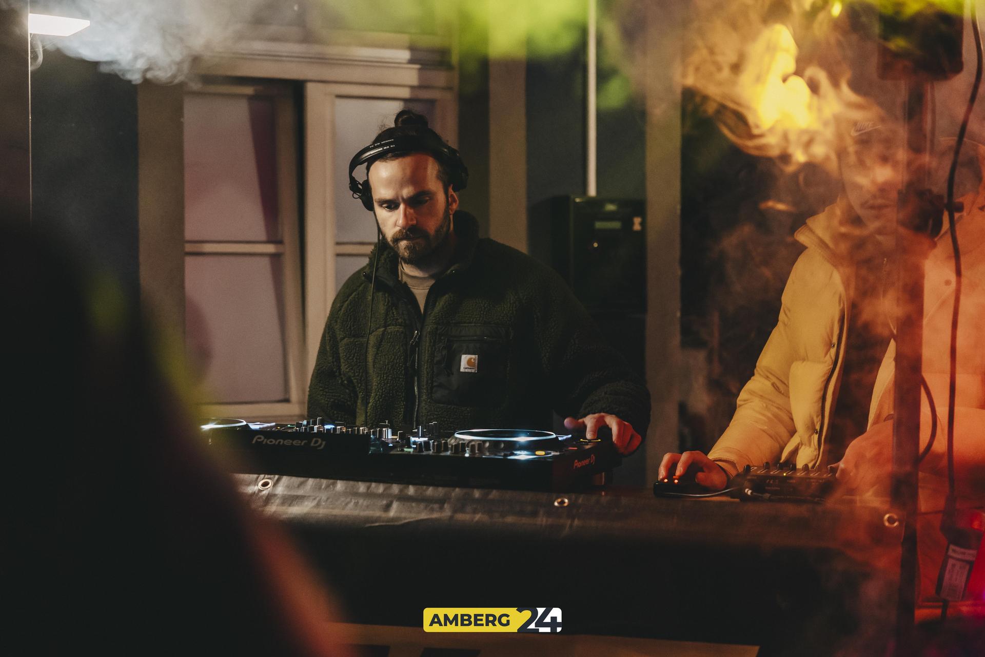 Am Samstag konnten ihr im Blauen Haus bei „Dance on Snow“ richtig Gas geben.  (Bild: Lolografie)