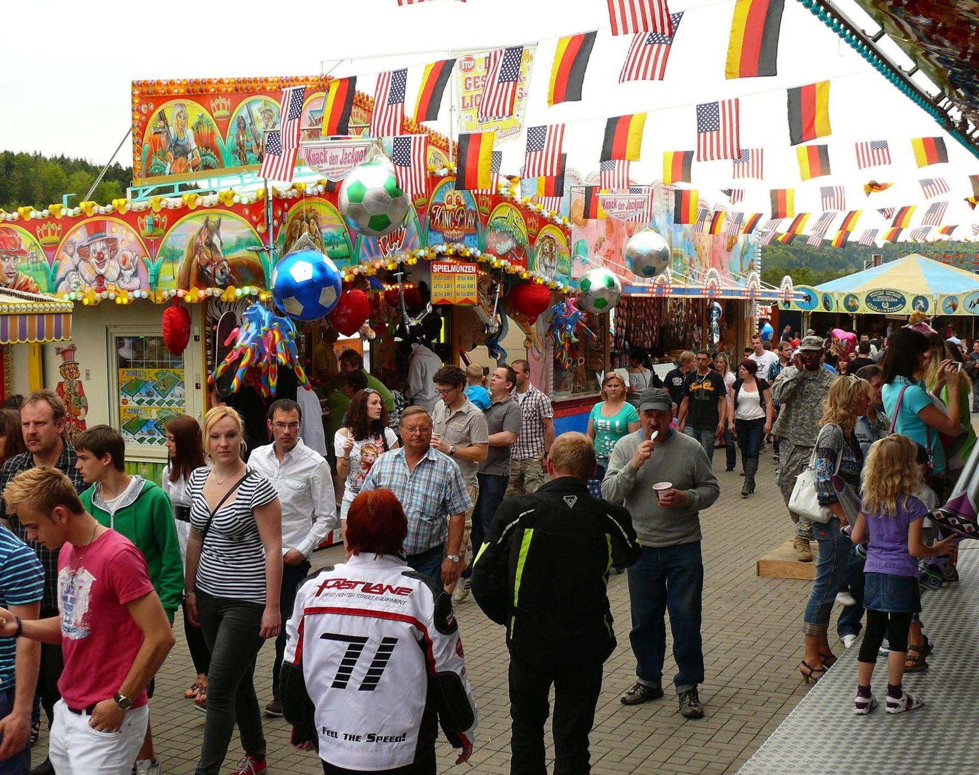 Das deutsch-amerikanische Freundschaftsfest in Hohenfels lockt jedes Jahr im Frühjahr Tausende Besucher an. Diesmal müssen die sich etwas gedulden, der Termin ist verschoben worden.  (Archivbild: bö)