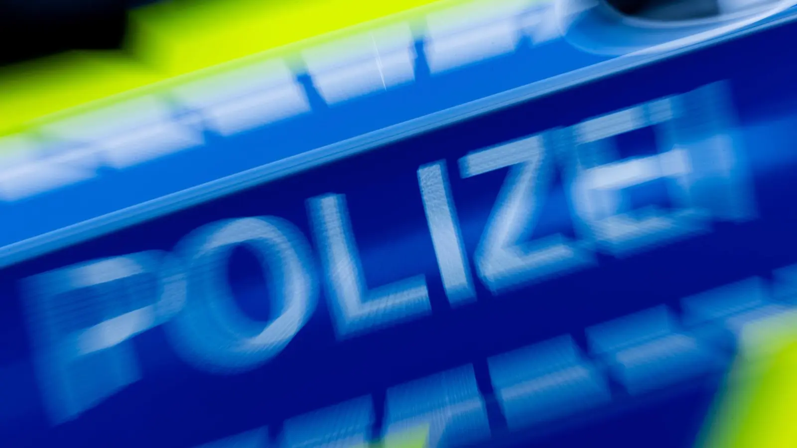 Ein Streit zwischen zwei Männern in Amberg endet mit Faustschlägen. Beide Beteiligten standen unter Alkoholeinfluss. Die Polizei ermittelt. (Symbolbild: Rolf Vennenbernd/dpa)