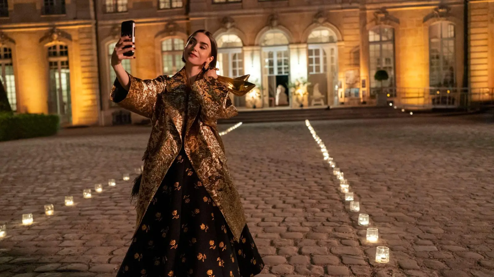 Für Emily ist es die letzte Staffel. (Handoutbild) (Bild: Caroline Dubois / Giulia Parmigiani/Netflix/dpa)