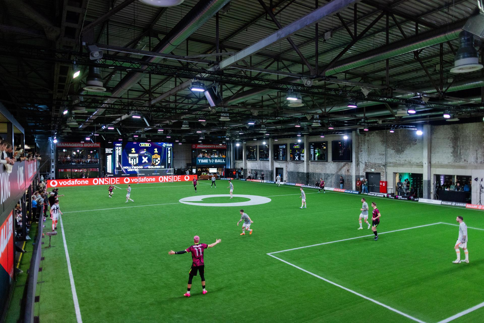 Die Teams von Hollywood United und Golden XI treffen in einem Spiel der Baller League in der Motorworld in Köln aufeinander. (Archivbild: Rolf Vennenbernd/dpa)