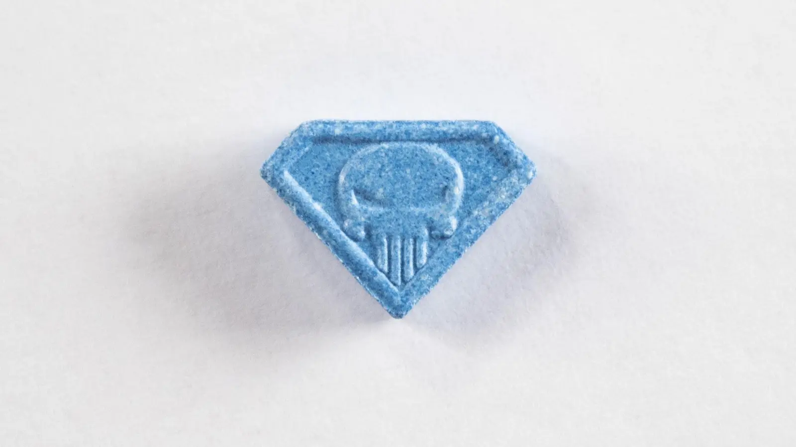 Je nach Herkunft können Ecstasy-Pillen der Variante „Blue Punisher“ völlig unterschiedliche Zusammensetzung haben. (Bild: Ennio Leanza/Keystone/dpa)
