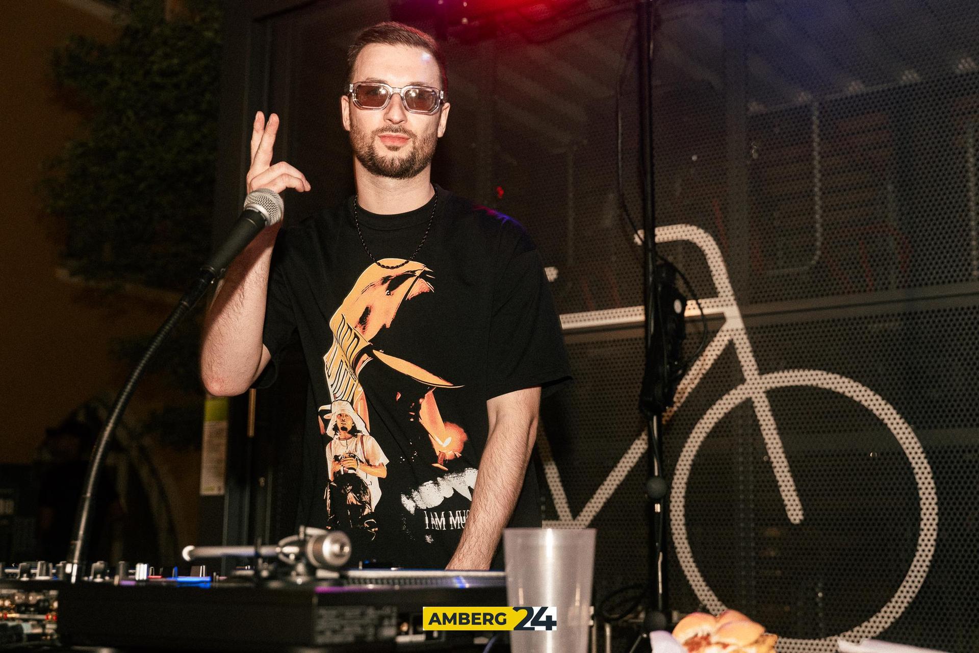 Auf dem Multifunktionsplatz war am Altstadtfest-Samstagabend Party mit DJ Juize angesagt. (Bild: David Mueller)