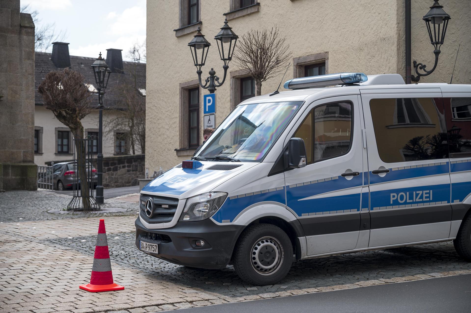 Ein Einsatzwagen der Polizei sperrt die Straße zu einem Kinder- und Jugendhilfezentrum ab. In der Einrichtung war am Vortag eine Zehnjährige tot in einem Zimmer gefunden worden. (Bild: Daniel Vogl/dpa)