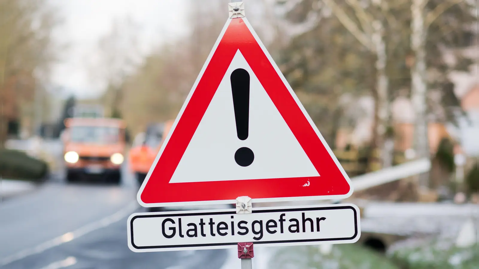 Der Deutsche Wetterdienst warnt vor Glatteis am Montag (Symbolbild: Julian Stratenschulte/dpa)