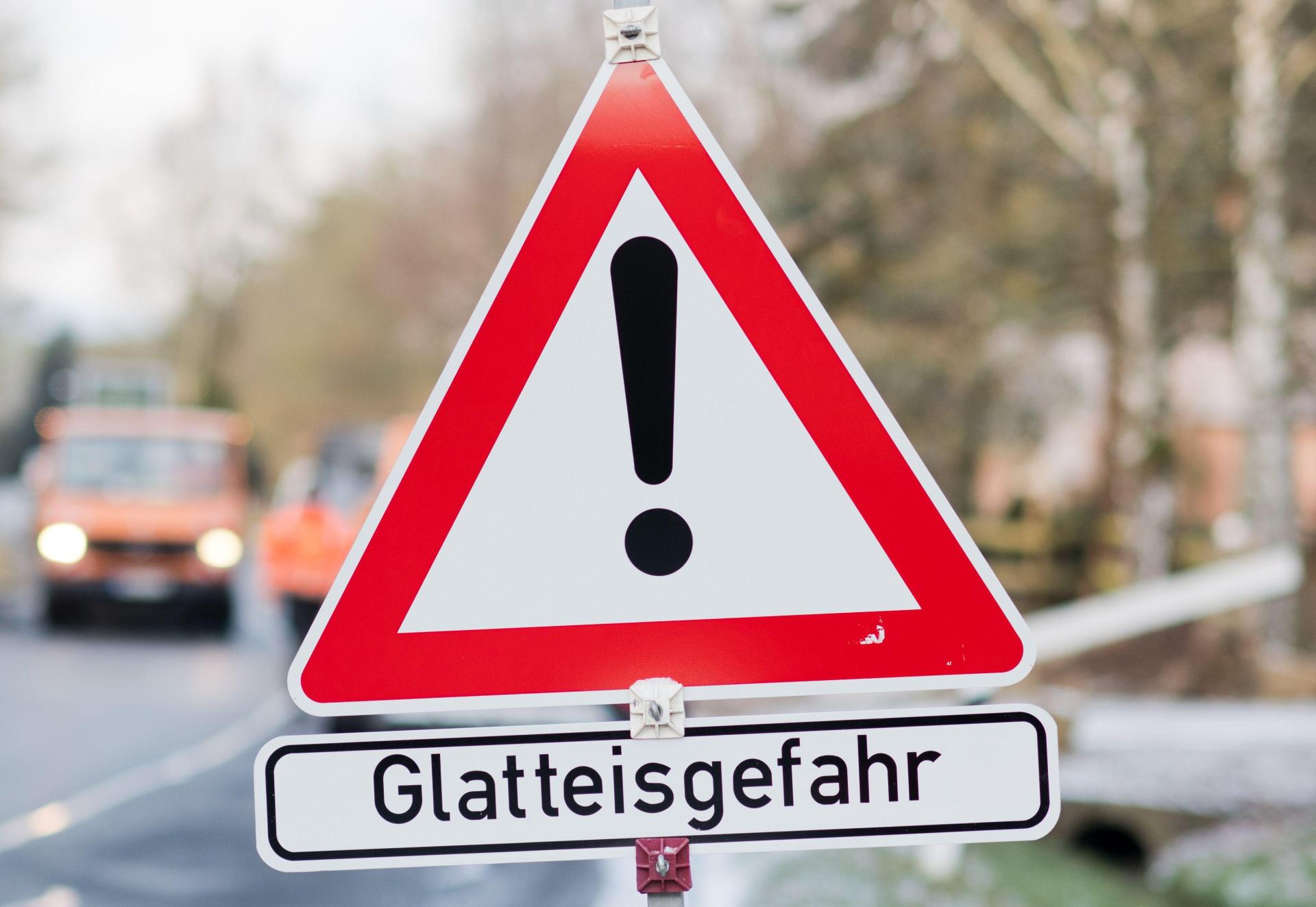 Eine amtliche Unwetterwarnung wegen Glätte sorgt dafür, dass im Raum Amberg-Sulzbach am Montag, 12. Januar, ab 18 Uhr keine Busse mehr fahren. (Symbolbild: Julian Stratenschulte/dpa)