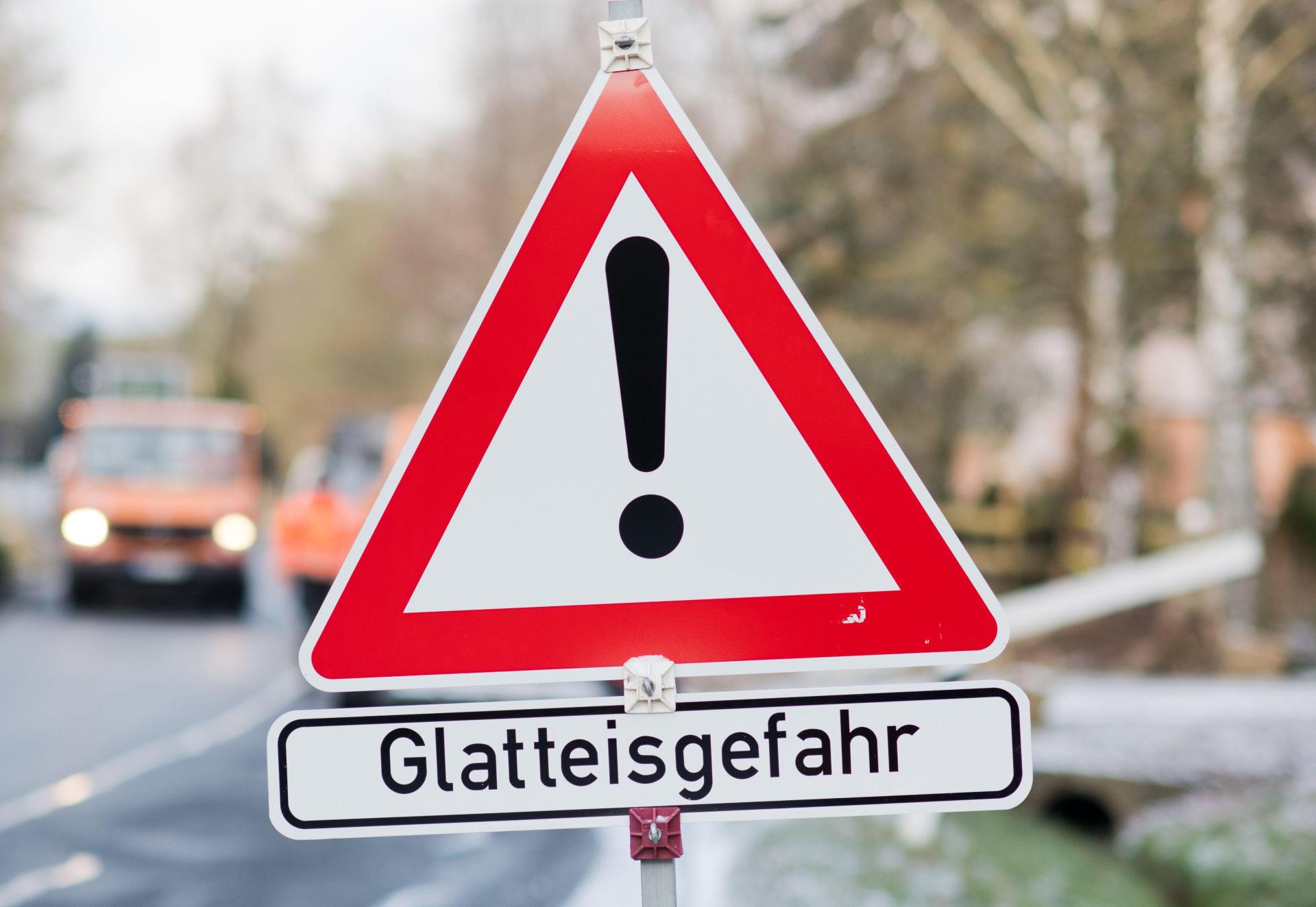 Am Sonntag könnte es in der Oberpfalz vielerorts glatt werden.  (Symbolbild: Julian Stratenschulte/dpa)