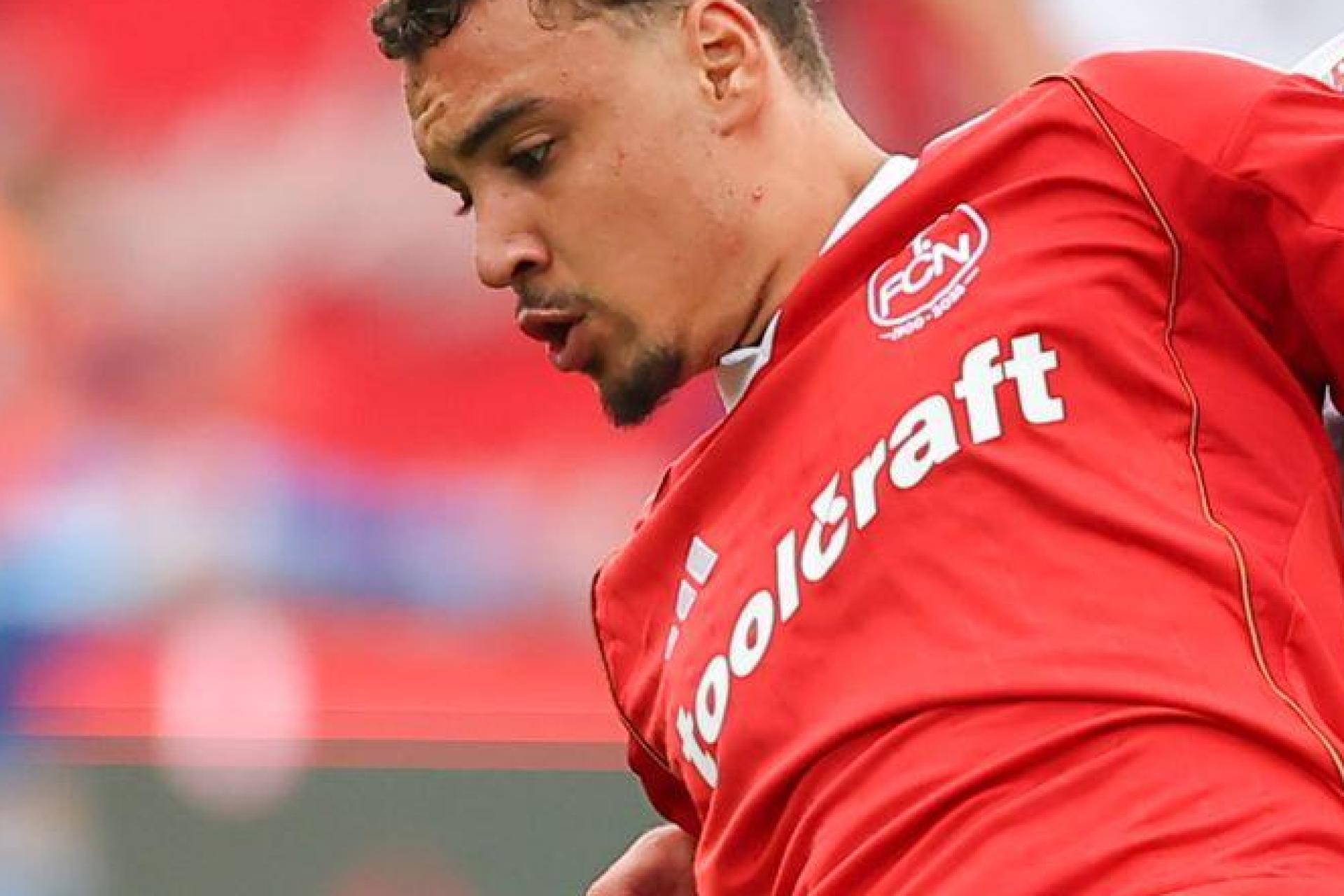 Kampf um den Ball: Nürnbergs Rafael Lubach (l) und Hertha-Profi Jon Dagur Thorsteinsson. (Bild: Daniel Karmann/dpa)