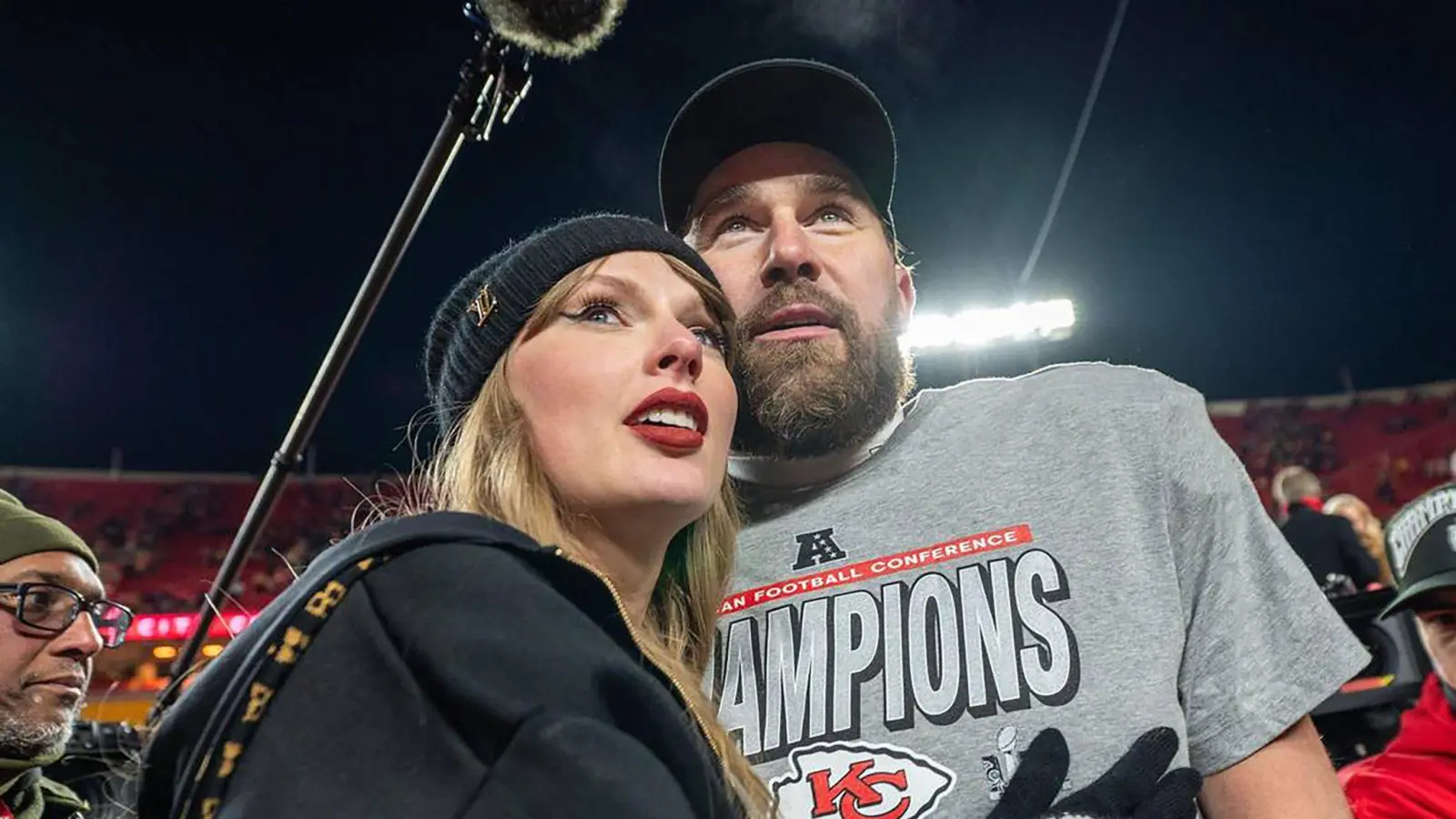 Footballstar Travis Kelce (35) und seine Freundin Taylor Swift (35) gibt es auf Instagram nun auch ein paar Mal privat. (Archivbild) (Bild: Emily Curiel/Ecuriel@kcstar.Com/TNS via ZUMA Press Wire/dpa)