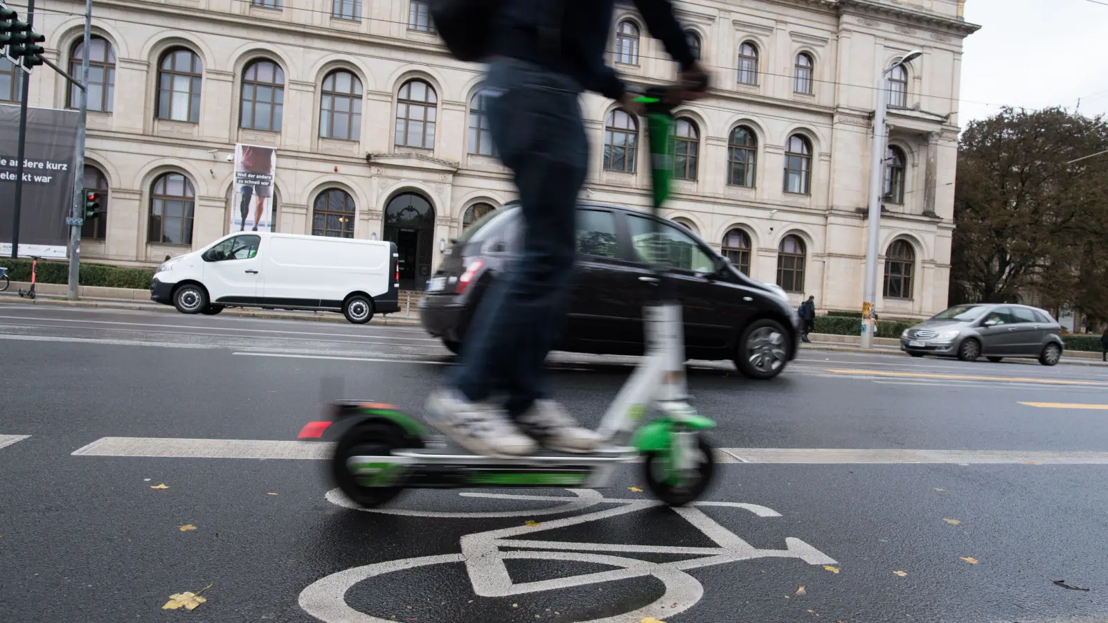 Ein 33-Jähriger stellte seinen E-Scooter unversperrt am Kurfürstenbad in Amberg ab.  (Symbolbild: Jörg Carstensen/dpa)