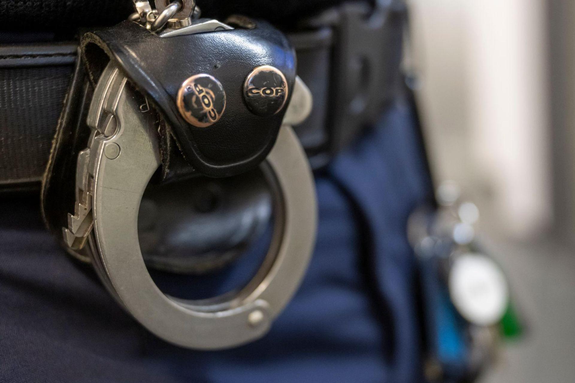 Der 26-Jährige sitzt laut Polizei inzwischen in Untersuchungshaft. (Symbolbild: Peter Kneffel/dpa)