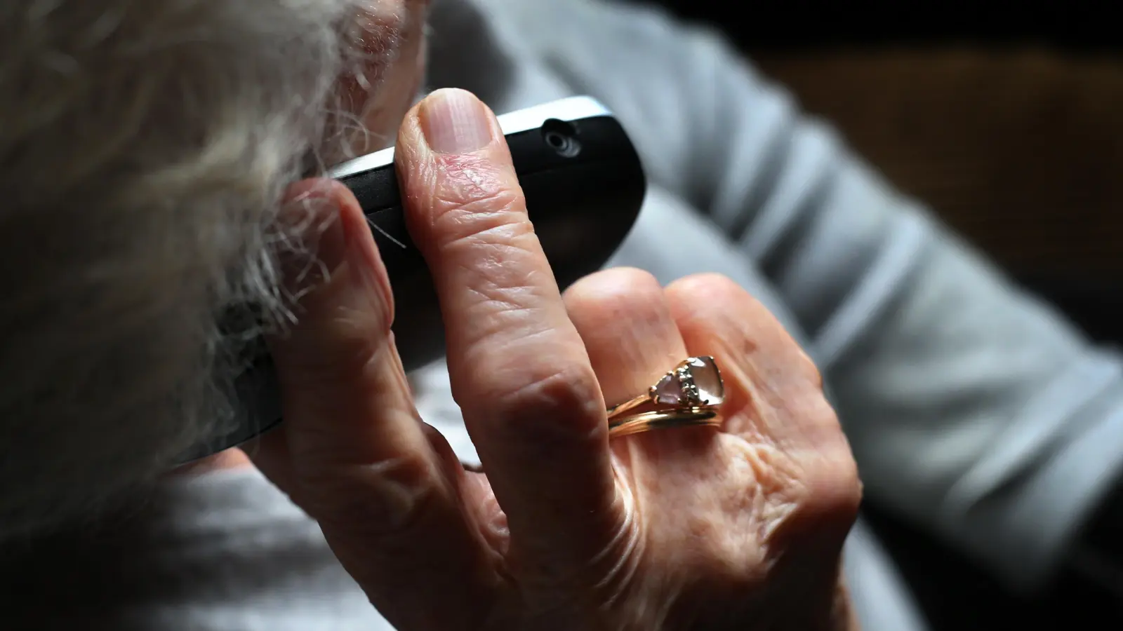 Eine 90-jährige Ambergerin wird Opfer eines Schockanfrufs. Sie übergibt Münzen an eine unbekannte Person.  (Symbolbild: Karl-Josef Hildenbrand/dpa)