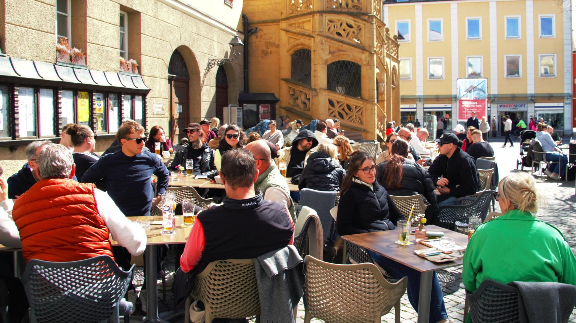 Im warmen Sonnenschein war das Daydrinking im Colomba Entspannung pur. (Bild: Marlin Nixdorf)