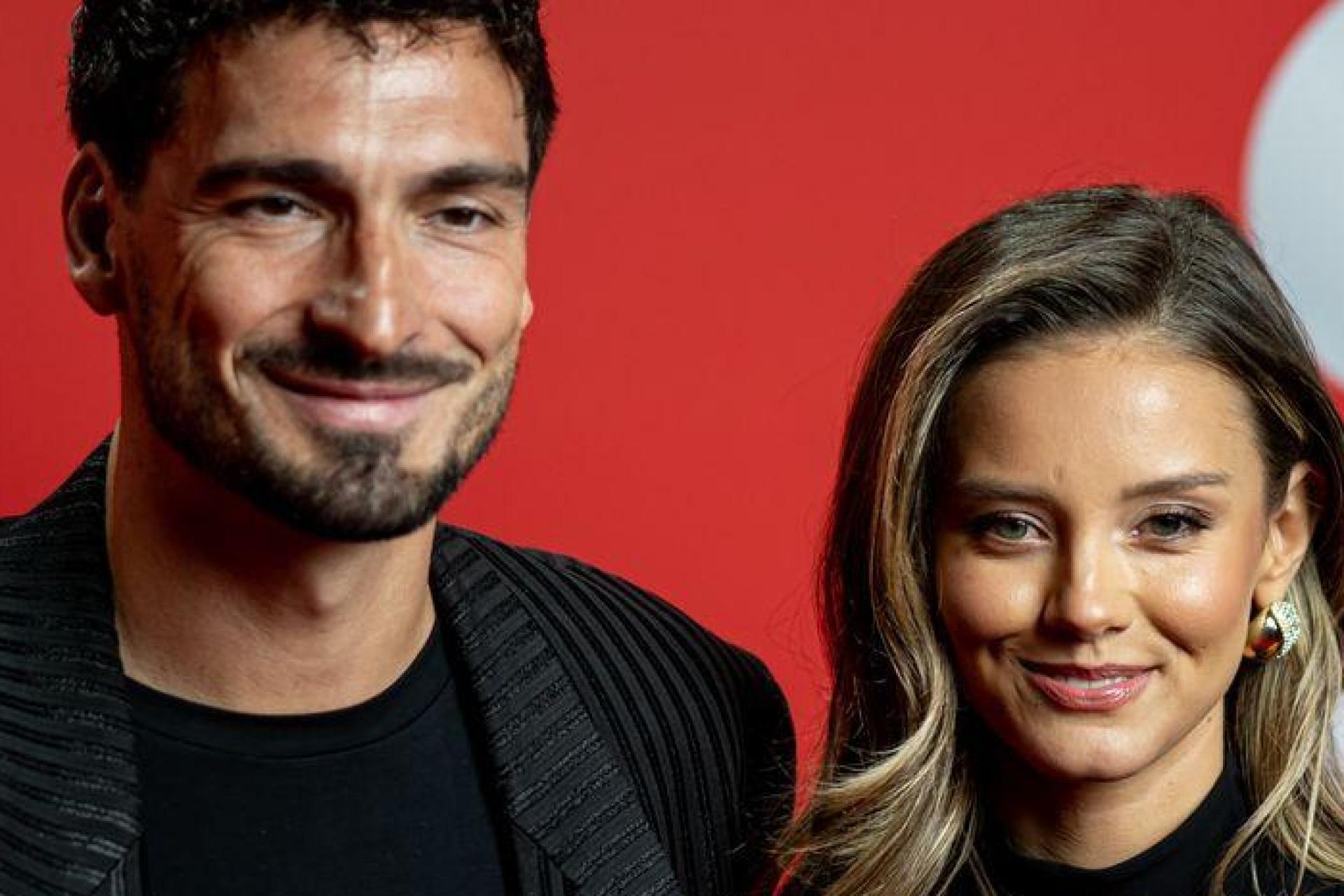 Mats Hummels kam mit Nicola Cavanis zur Verleihung des GQ-Awards. (Bild: Fabian Sommer/dpa)