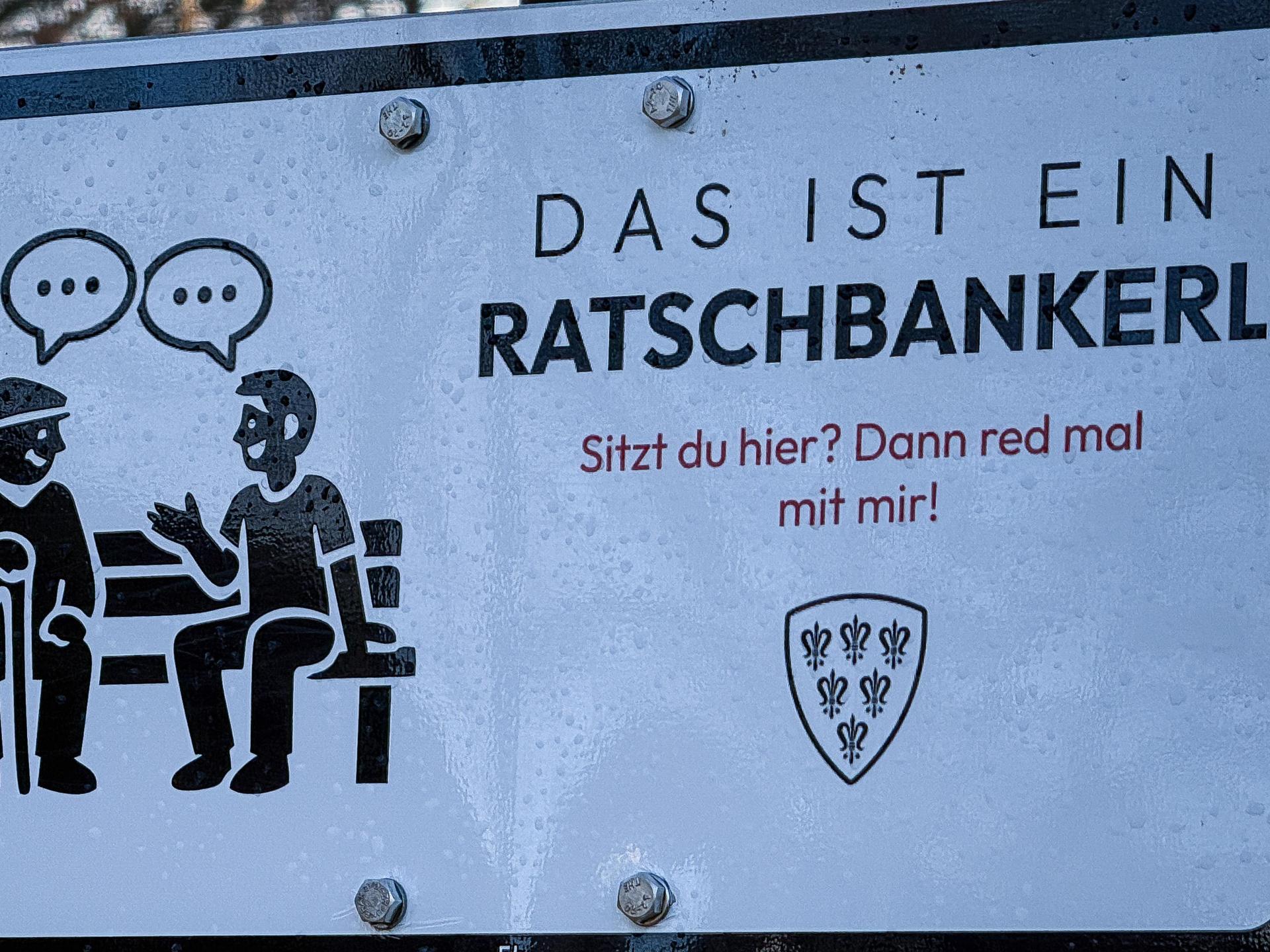 In Sulzbach-Rosenberg gibt es seit Neuestem zwei sogenannte „Ratschbankerln”. Sie sollen helfen, Jung und Alt wieder miteinander ins Gespräch zu bekommen. Die Schilder machen darauf aufmerksam, was der Zweck der Bank ist.  (Bild: Stephan Huber)