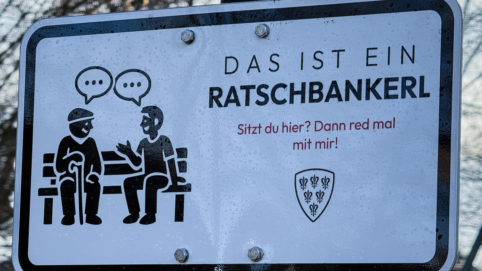 In Sulzbach-Rosenberg gibt es seit Neuestem zwei sogenannte „Ratschbankerln”. Sie sollen helfen, Jung und Alt wieder miteinander ins Gespräch zu bekommen. Die Schilder machen darauf aufmerksam, was der Zweck der Bank ist.  (Bild: Stephan Huber)