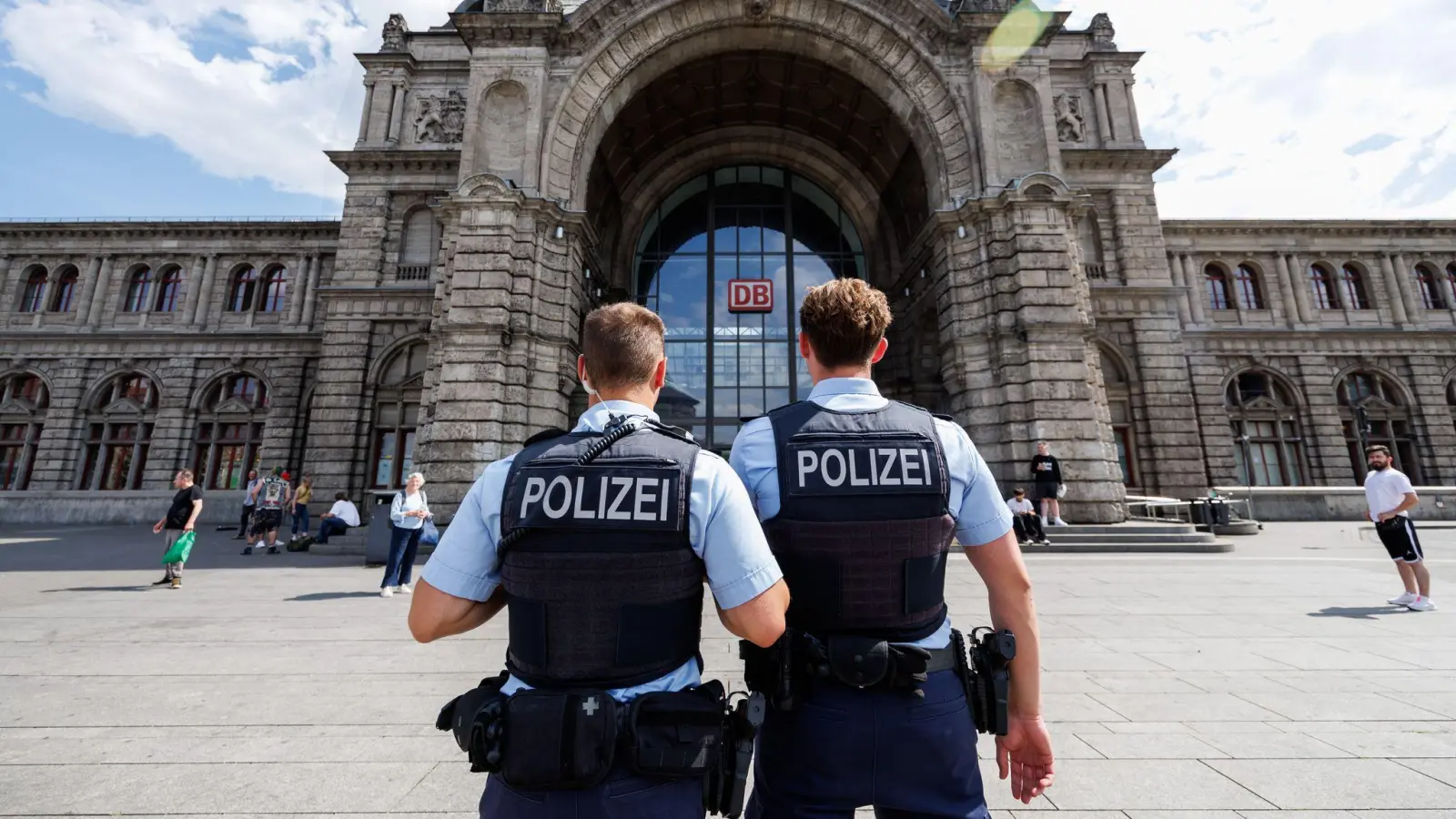 Rund um den Nürnberger Hauptbahnhof wird das Kiffen und das Mitführen von Cannabis verboten. (Archivbild) (Bild: Daniel Karmann/dpa)