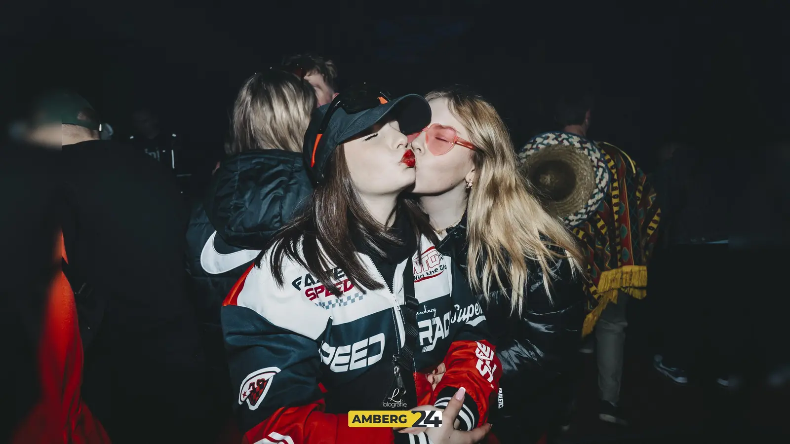 Im Trio wurde während der Hexennacht gefeiert. Viel Spaß mit den Fotos. (Bild: Leonie Hartung)