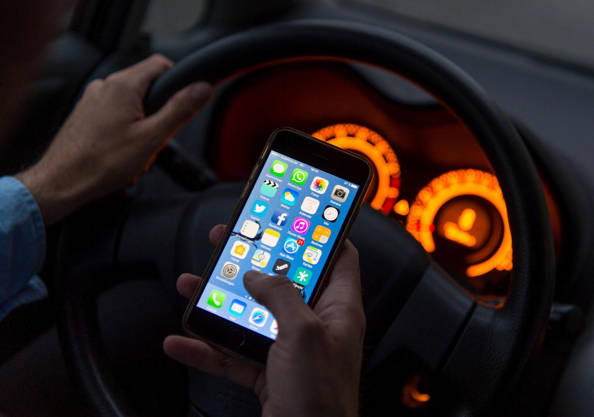 Die Polizeiinspektion Auerbach hat einen Fahrer aufgehalten, der während der Fahrt am Handy war.  (Symbolbild: Monika Skolimowska/dpa)