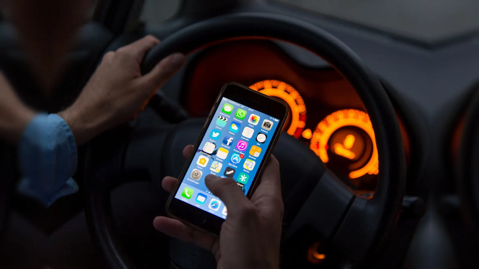 Die Polizeiinspektion Auerbach hat einen Fahrer aufgehalten, der während der Fahrt am Handy war.  (Symbolbild: Monika Skolimowska/dpa)