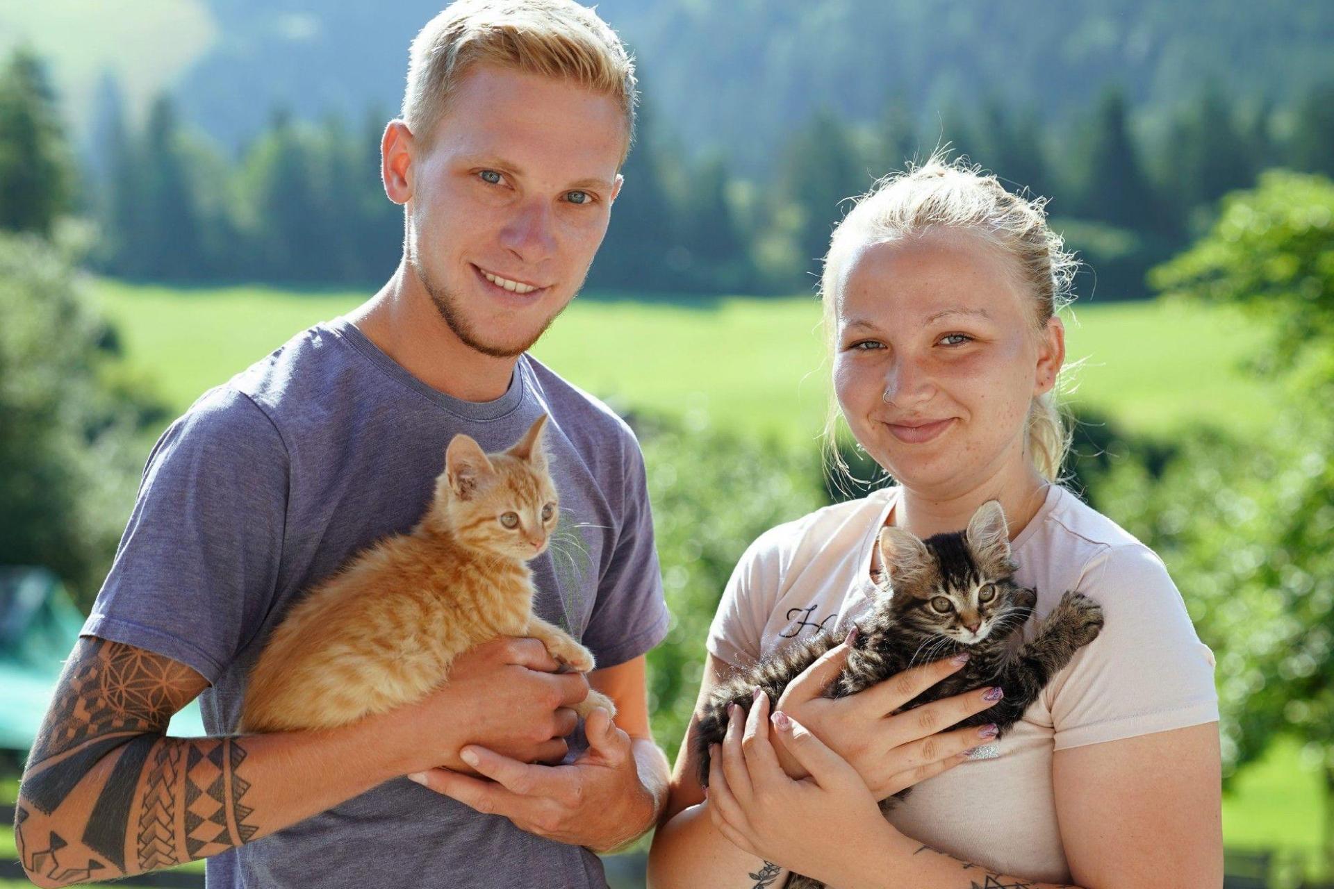 Schafzüchter Hannes (23) und Kinderpflegerin Jenny (21) während ihrer gemeinsamen Hofwoche bei der Sendung „Bauer sucht Frau”. Die junge Frau stammt aus Ammerthal im Landkreis Amberg-Sulzbach und ist am Dienstag, 19. Dezember, um 20.15 Uhr auf RTL zu sehen. (Bild: RTL/Stefan Gregorowius)