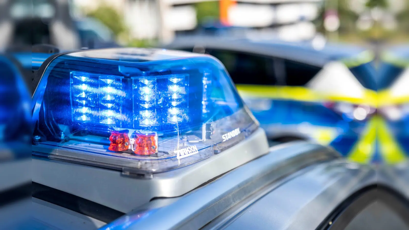 Waffen und Drogen fand die Polizei bei einer Wohnungsdurchsuchung in Bruck. (Symbolbild: David Inderlied/dpa/Symbolbild)