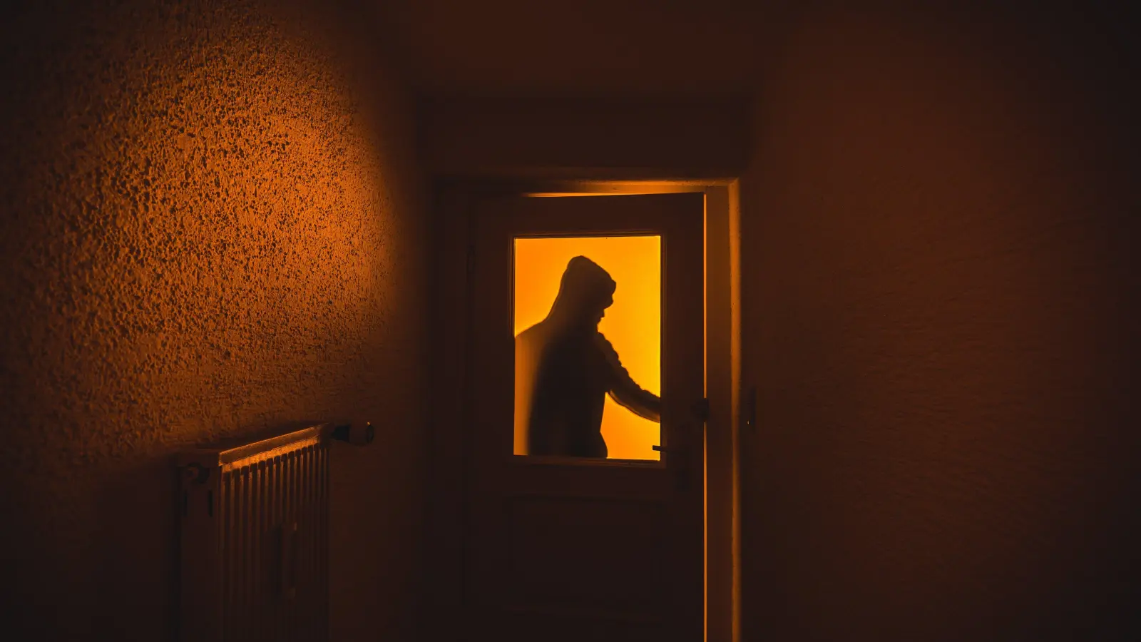 Einen Einbruch in Kümmersbruck konnte die Polizei schnell aufklären: Der Täter wurde gefilmt – und bei den Ermittlern ist er ein „alter Bekannter”. (Symbolbild: Nicolas Armer/dpa)