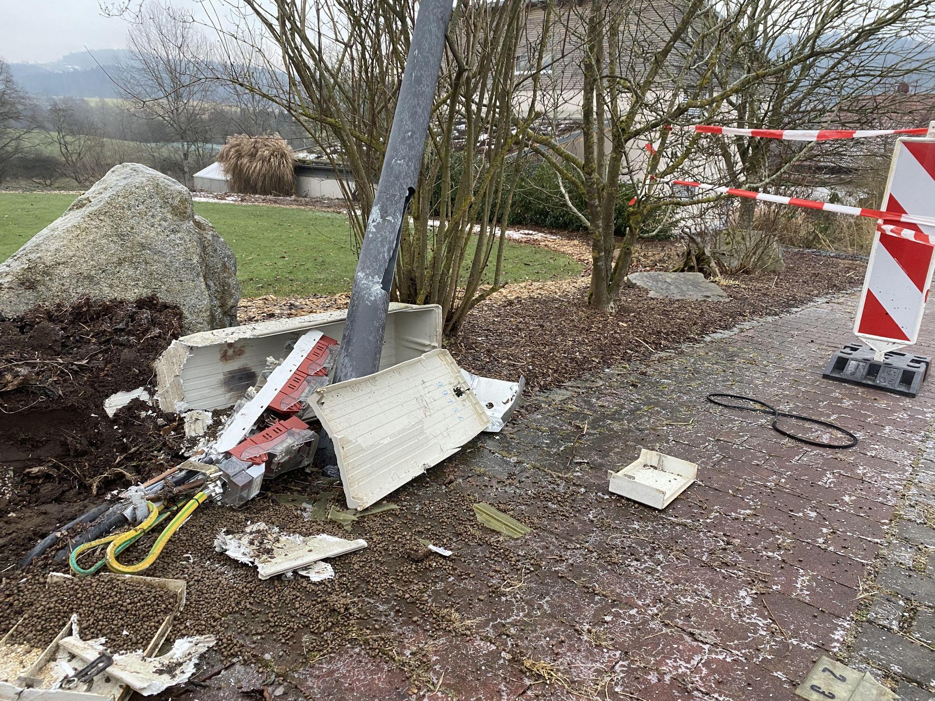 Das Streufahrzeug rammte Stromverteilerkasten und Straßenlaterne. (Bild: upl)