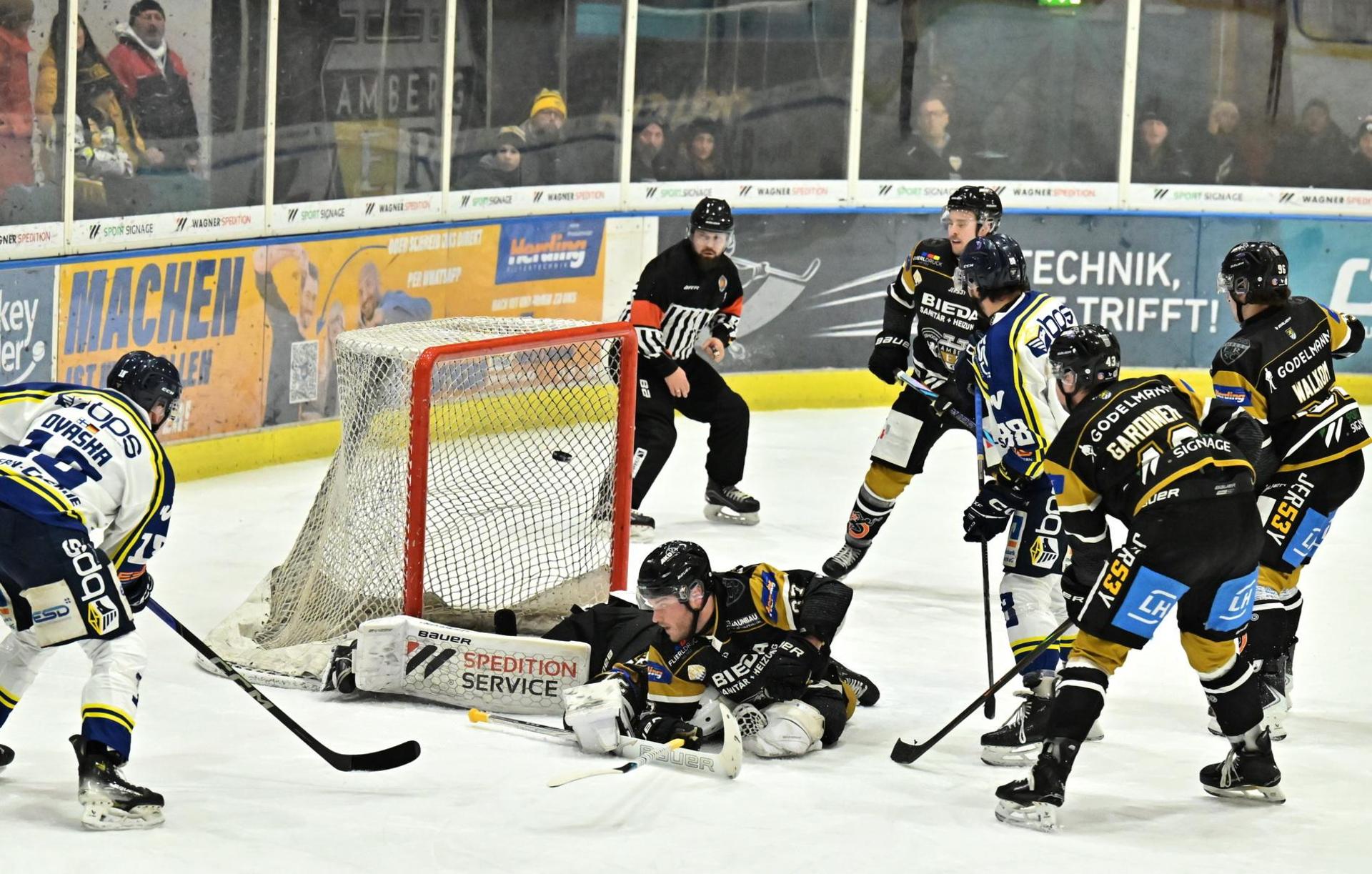 Das war das 0:3 für den EHC Waldkraiburg. Daniel Krieger (am Boden) vom ERSC Amberg versuchte noch, die Scheibe zusammen mit Torhüter David Kubik abzuwehren.  (Bild: Hubert Ziegler)