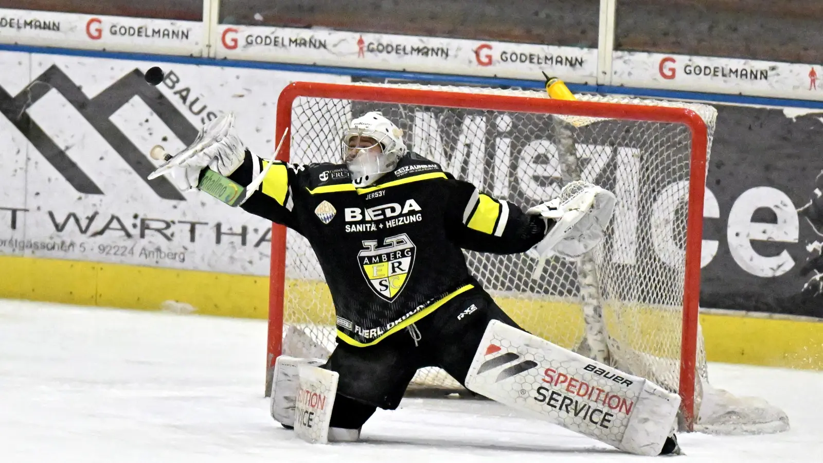 Torhüter Timotej Pancur war gegen den EHC Klostersee bereits der sichere Rückhalt des ERSC Amberg. Auch gegen den EV Dingolfing soll er seinen Kasten sauber halten. (Bild: Hubert Ziegler)