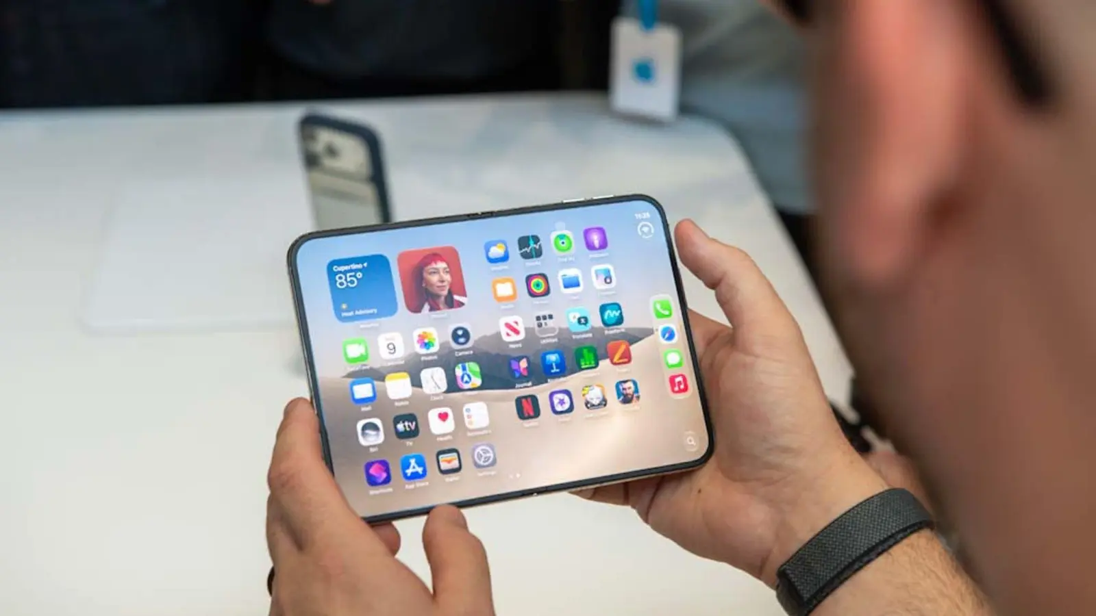 Laut Apple soll beim iPhone Duo die Falte in der Mitte des aufklappbaren Bildschirms deutlich weniger sichtbar sein als in Modellen der Konkurrenz. (Bild: Andrej Sokolow/dpa)