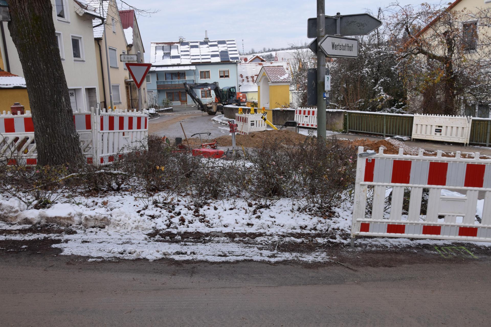 Die Baustelle an der Staatsstraße 2235 im Bereich der Jakobusstraße in Hohenburg wird derzeit derzeit winterfest gemacht. Die Arbeiten sollen im Frühjahr 2024 fortgesetzt weden. (Bild: bö)