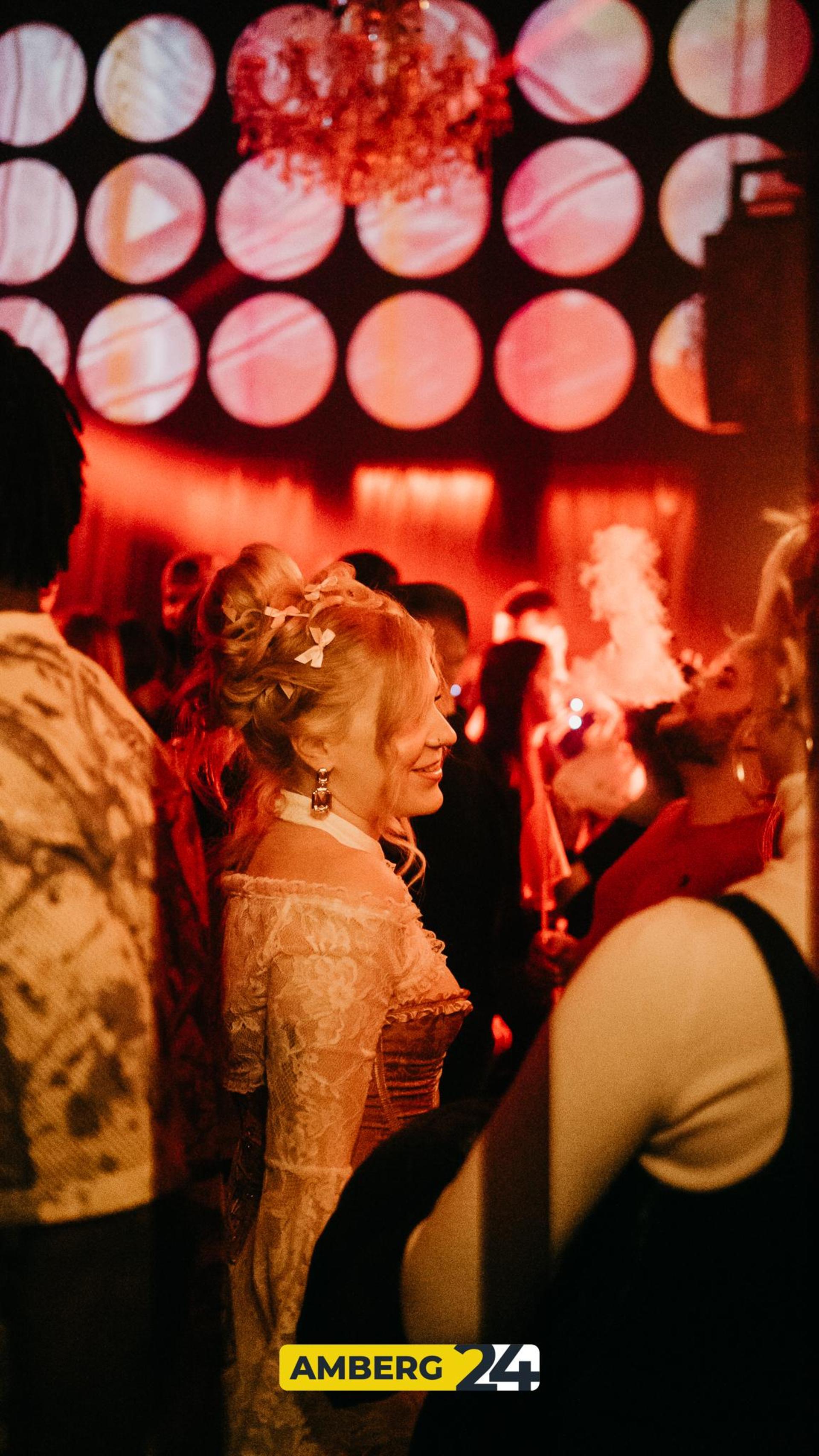 Hexen und Narren waren am Donnerstag auch im Casino unterwegs. (Bild: Mario Donhauser)