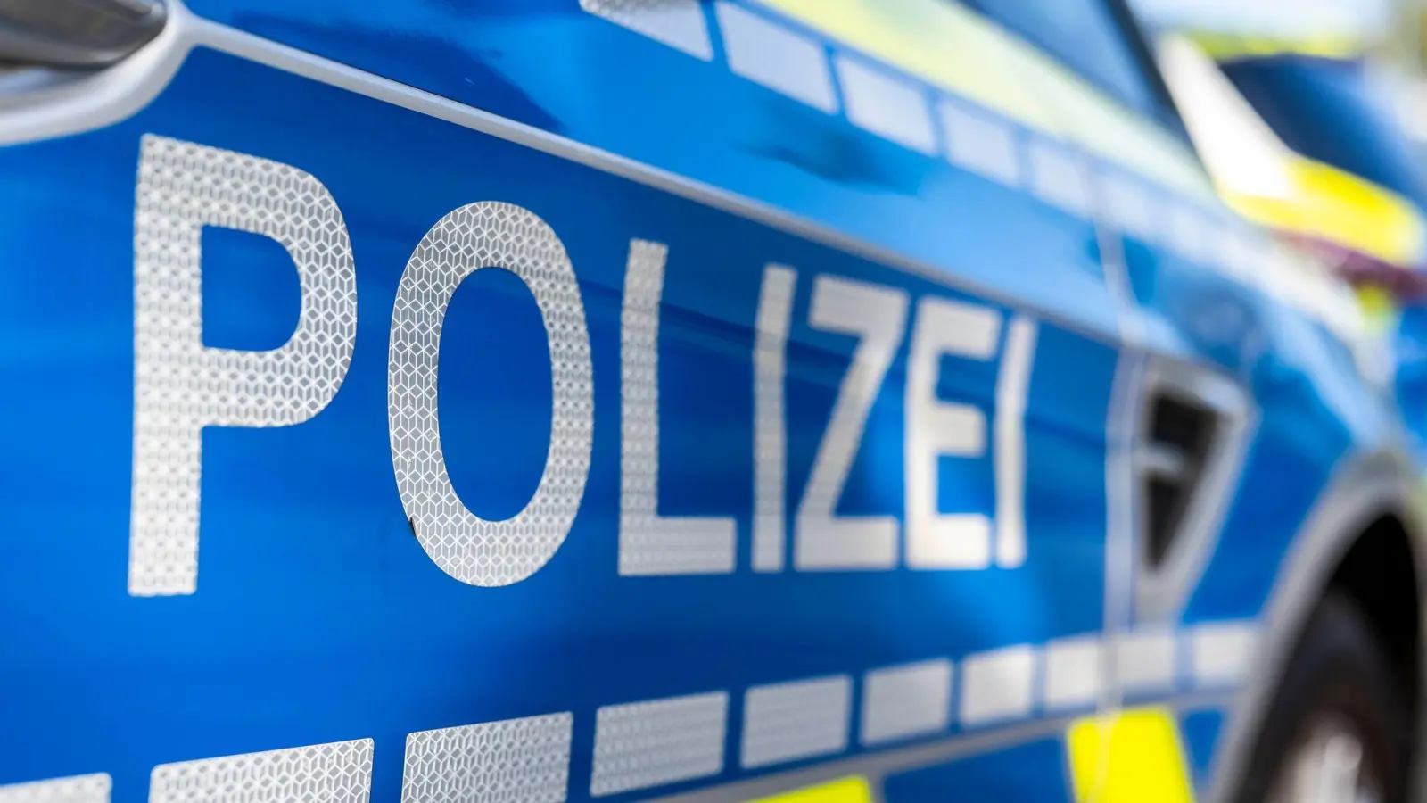 Ein Mann aus Sulzbach-Rosenberg wurde Opfer eines Warenbetrugs. Er erhielt statt des bestellten Handys nur alte Kopfhörer. (Symbolbild: David Inderlied/dpa)