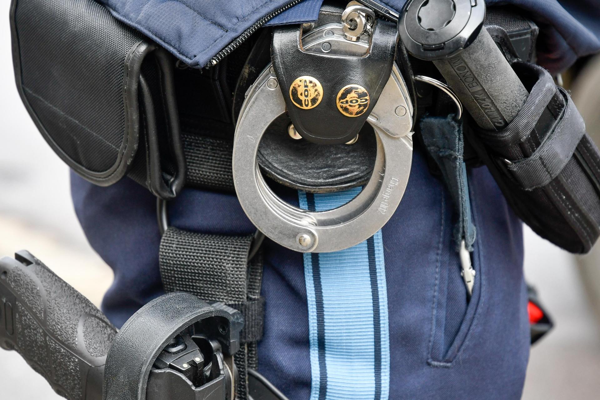 Eine 62-Jährige soll in Sulzbach-Rosenberg acht geparkte Autos beschädigt haben. Die Polizei nahm die Tatverdächtige fest. (Symbolbild: Petra Hartl)