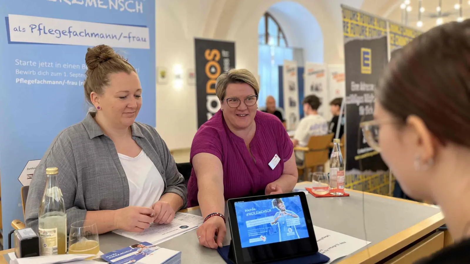 10 Minuten Zeit, um sich gegenseitig auszutauschen. Auch im vergangenen Jahr gab es ein „Speed-Dating zur Berufsorientierung“ im Landratsamt. (Bild: Martina Beierl)