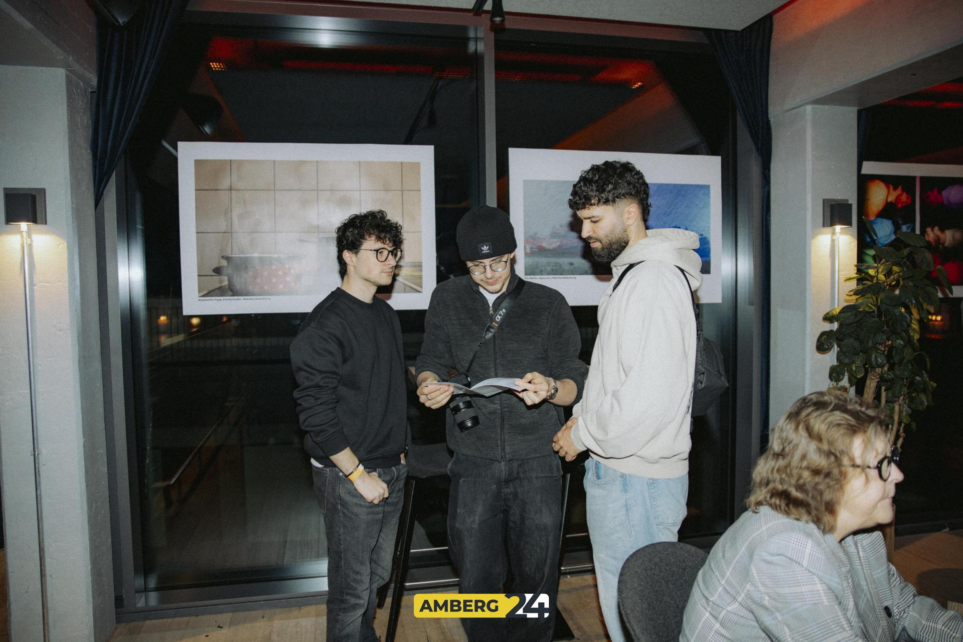 Die Fotoausstellung in der Skybar am Samstag. (Bild: Lolografie)