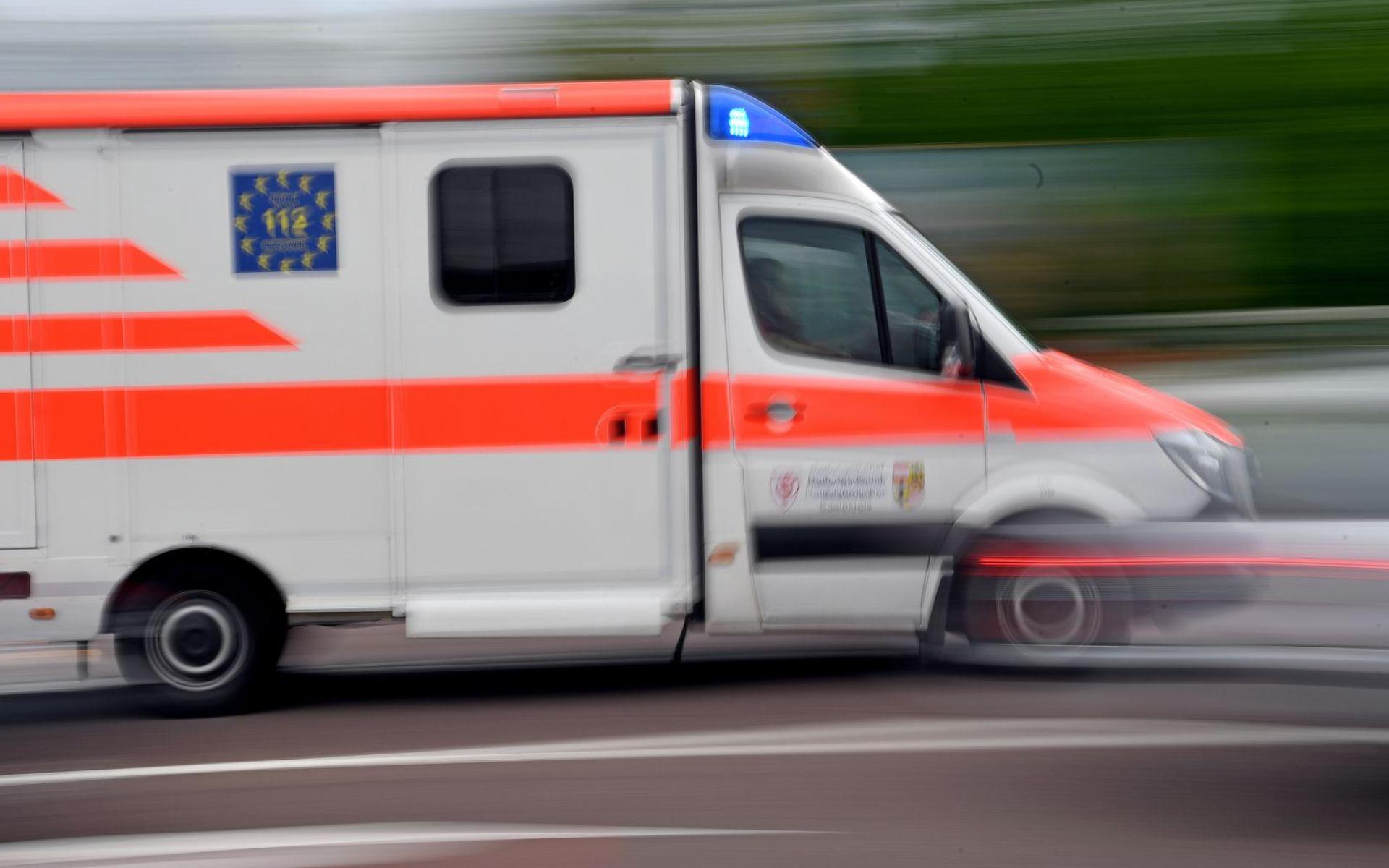 Eine deutsche Touristin wurde in Griechenland von einem herabstürzenden Balkon getroffen und starb. (Symbolbild: Hendrik Schmidt/dpa-Zentralbild/dpa)
