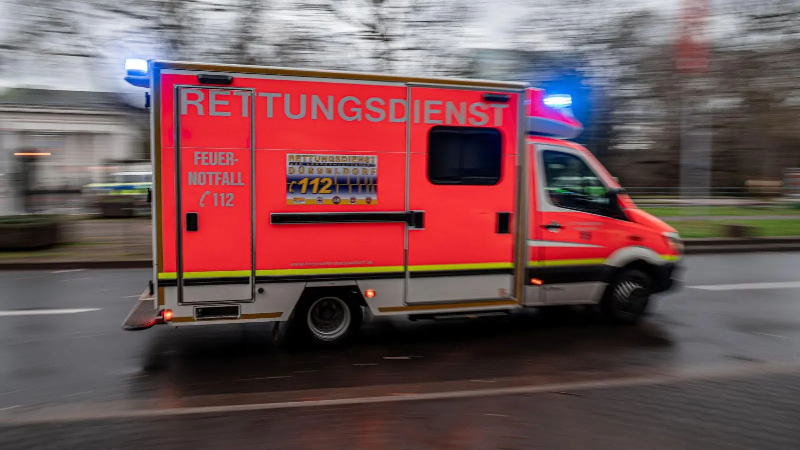 Eine 71 Jahre alte Fußgängerin stirbt nach einem Unfall im Krankenhaus. (Symbolbild) (Bild: Fabian Strauch/dpa)