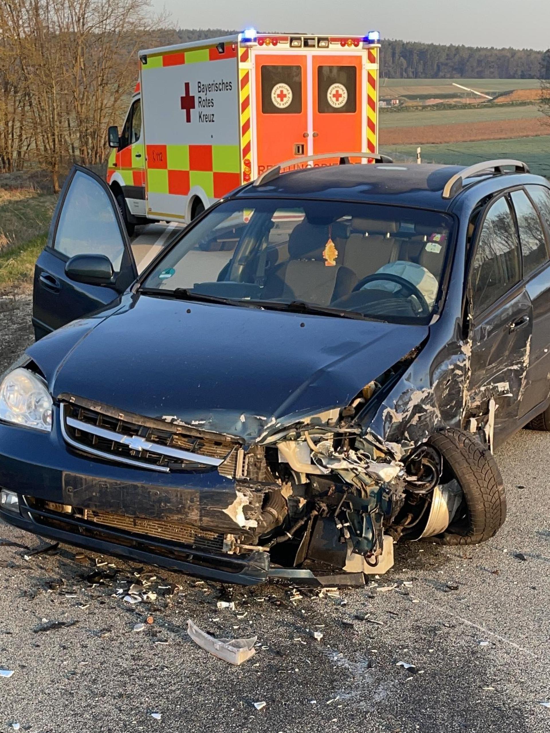 Ein Verkehrsunfall auf der B 85 bei Kreith führt zu einem erheblichen Sachschaden und einer leicht verletzten Person. Vier Fahrzeuge sind involviert. (Bild: PI Schwandorf, PHM Engl)