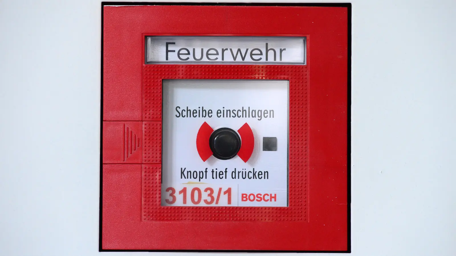 In Amberg hat ein Betrunkener in einem Hotel zwei Feuermelder ausgelöst. Es gab einen Großeinsatz. (Symbolbild: Martin Schutt/dpa)