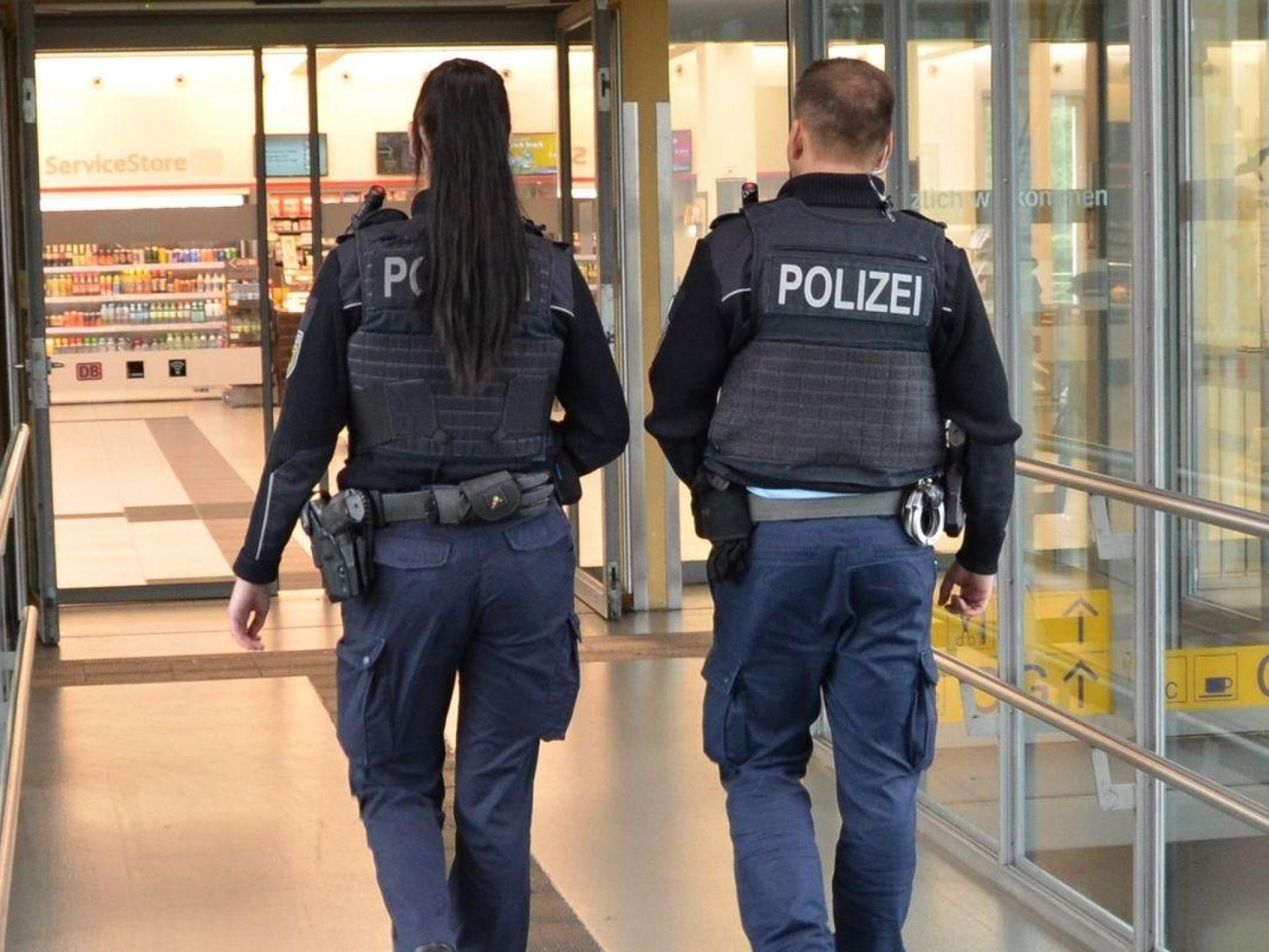 Die Bundespolizei verhängt ein Mitführverbot für gefährliche Gegenstände am Hauptbahnhof Regensburg. (Symbolbild: Bundespolizei )