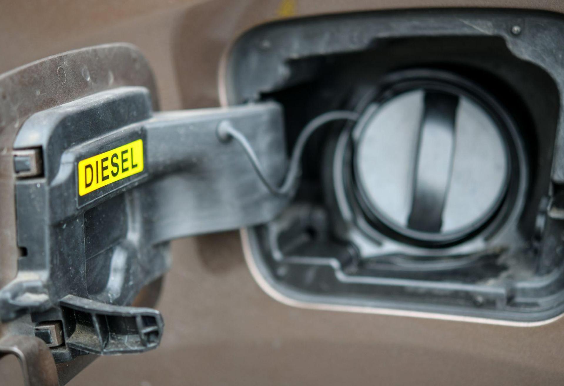 Unbekannte haben in Amberg rund 300 Liter Diesel aus dem Tank eines Lastwagens gestohlen. (Symbolbild: Patrick Pleul/dpa-Zentralbild/dpa)