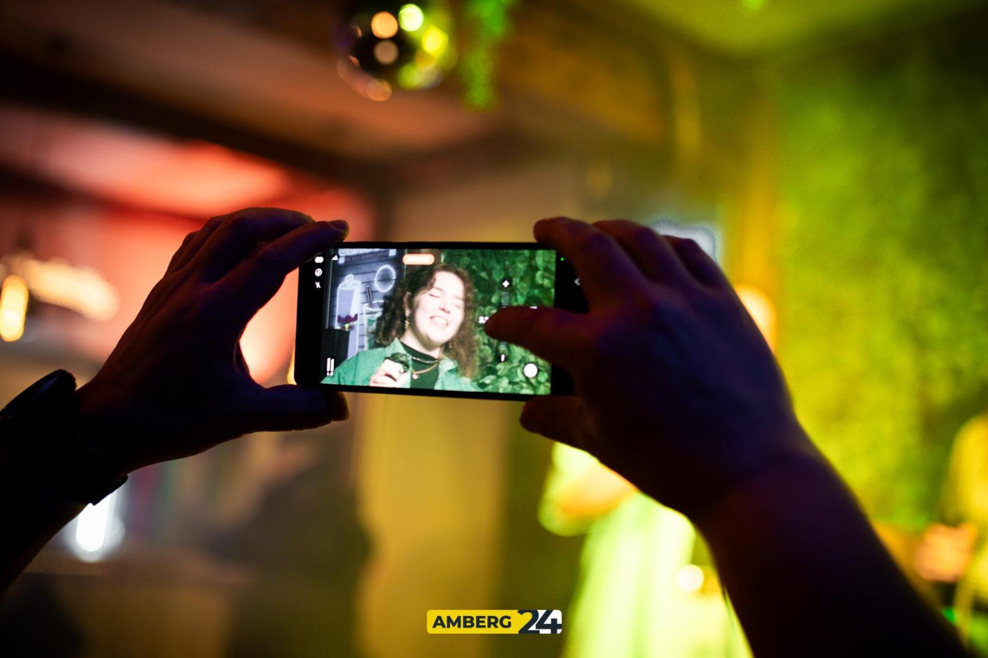 Die Bilder vom Karaoke im Herzog. (Bild: Julia Bär)