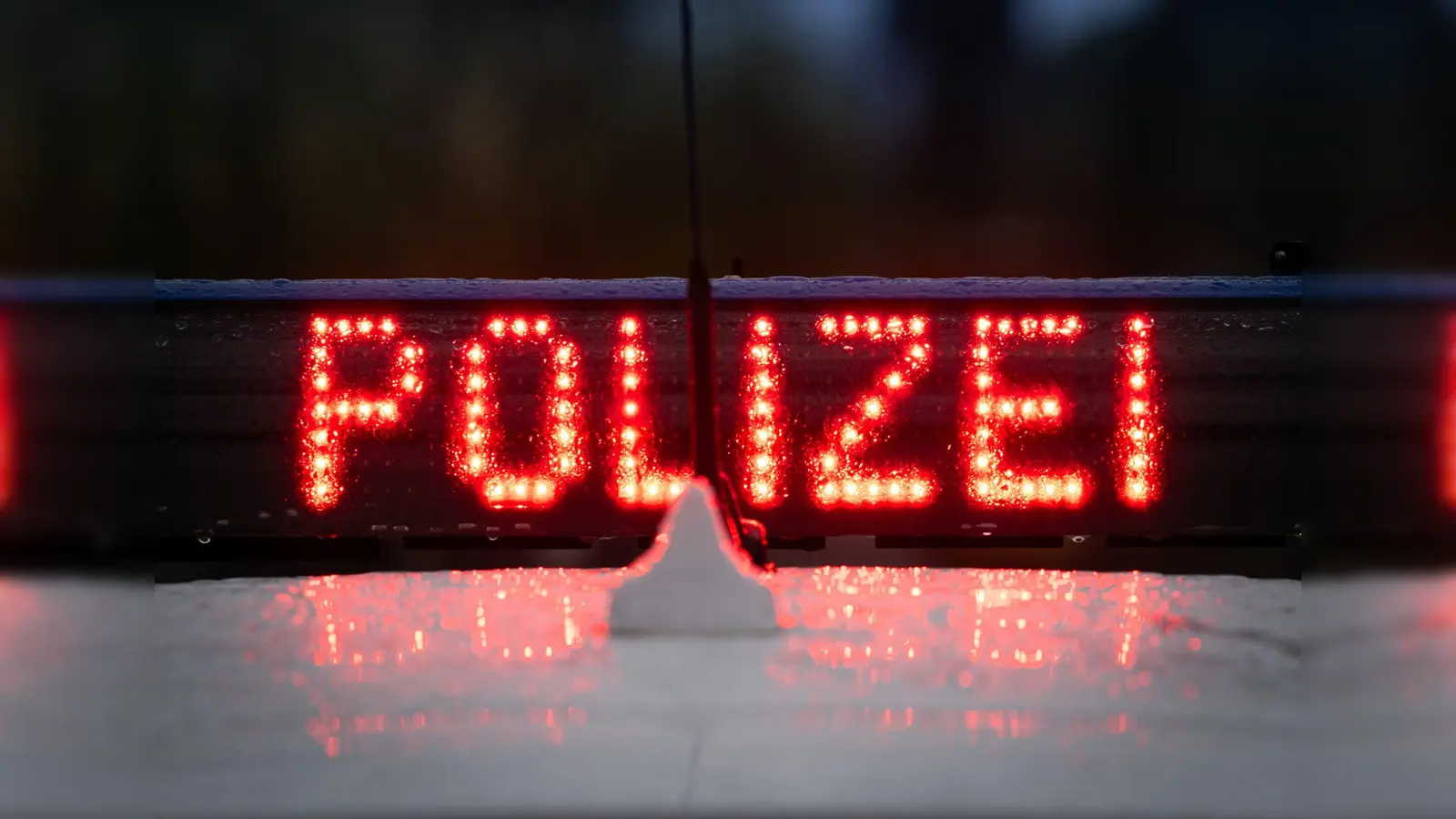 Durch eine Routine-Kontrolle haben Polizisten jetzt in Neukirchen eine Drogenfahrt verhindert.  (Symbolbild: Soeren Stache/dpa)