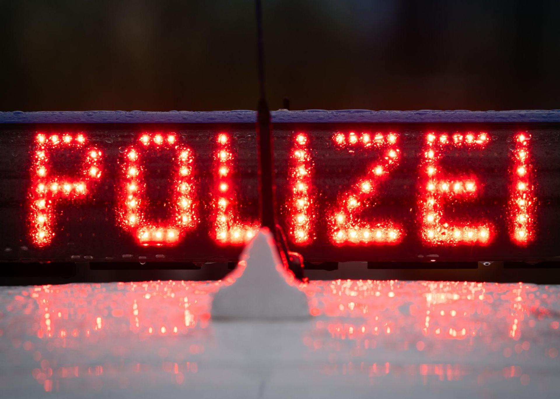 Die Polizeiinspektion Amberg ermittelt wegen Unfallflucht. (Symbolbild: Soeren Stache/dpa)