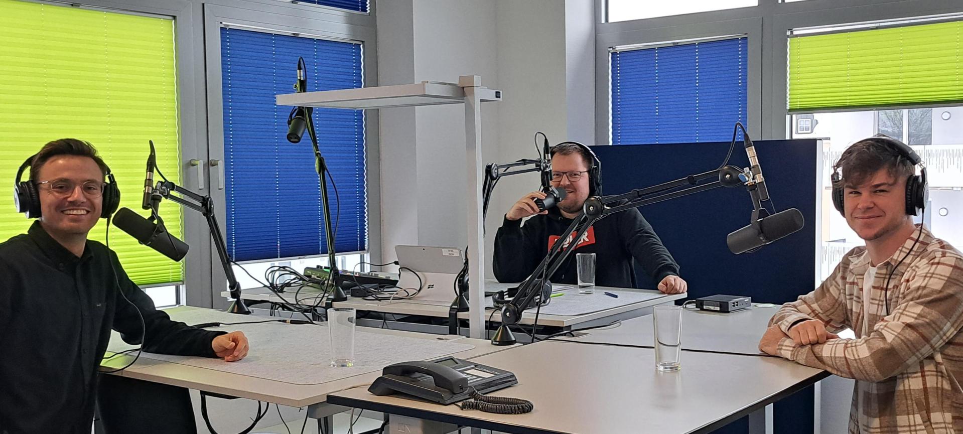 Zum ersten Mal mit einem Gast, der nicht bei Oberpfalz-Medien arbeitet: Tracer (links) und Faktenschecki (Mitte) plaudern in der Special-Folge mit Upo-Stürmer Dominik Siebert. (Bild: fle)