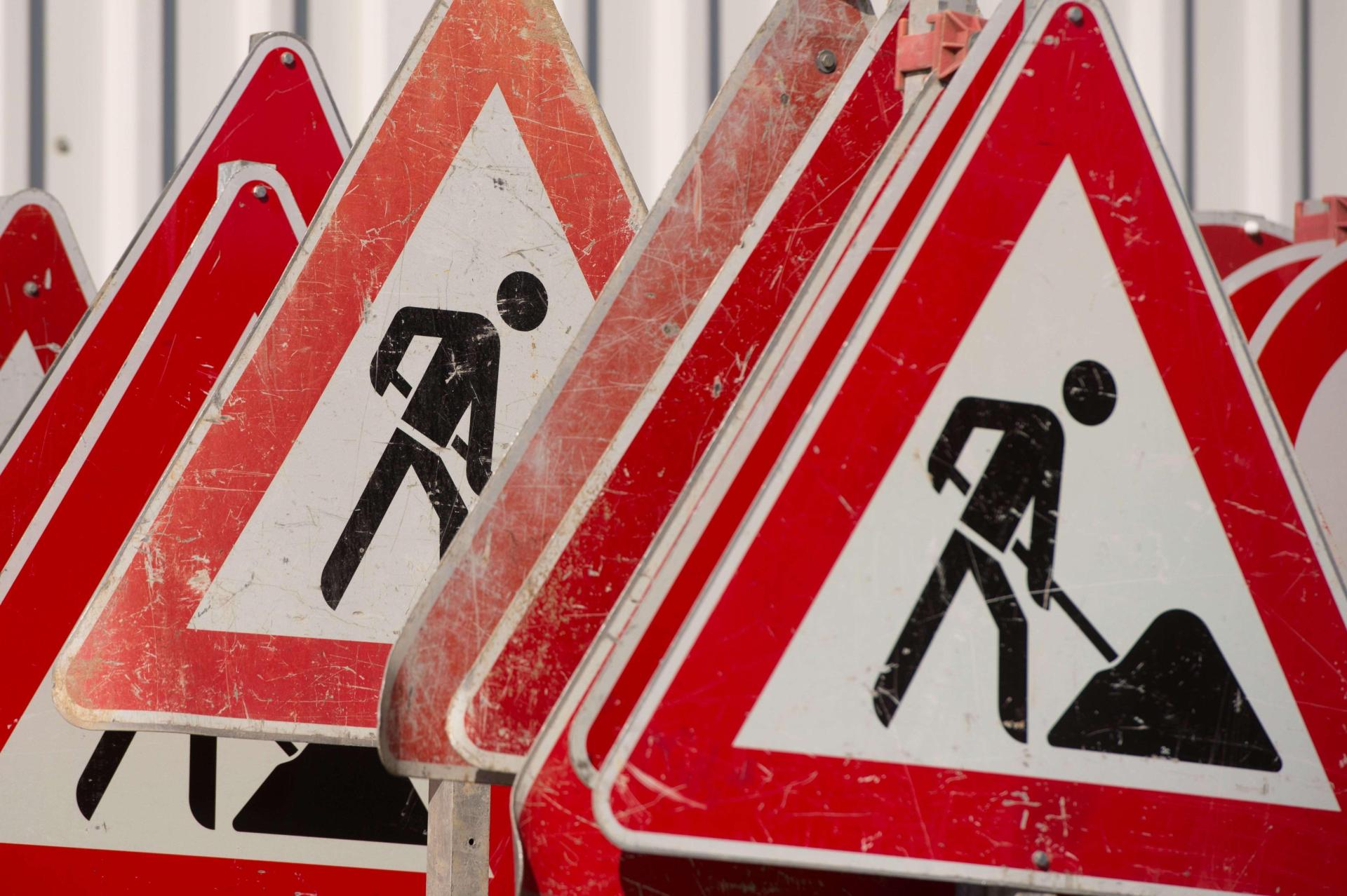 Die Auerbacher Straße in Michelfeld ist Ende Juli für zwei Tage gesperrt.  (Symbolbild: Sebastian Kahnert/dpa)