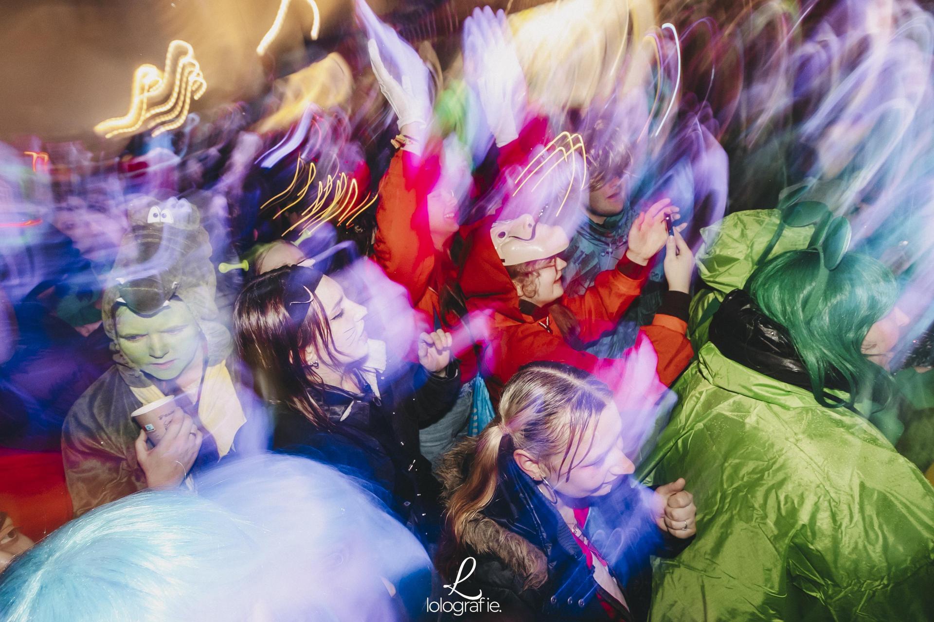 Damit ihr weiterhin so ausgelassen feiern könnt, solltet ihr diese Tipps beachten.  (Bild: Lolografie)