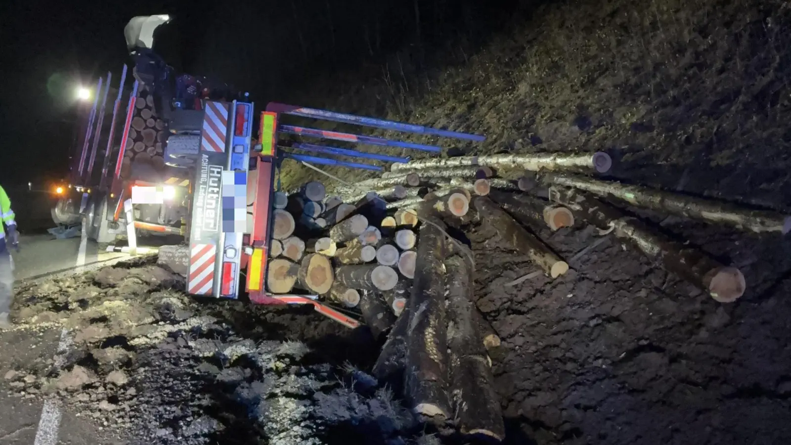 Ein Holztransporter kippt in der Nähe von Hahnbach um. Die Bergung ist aufwendig, der Fahrer bleibt unverletzt. (Bild: Polizei Sulzbach-Rosenberg)